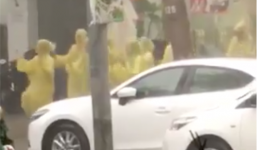 Góc lạc quan: Giữa mưa ngập lịch sử, nhóm bạn trẻ Đà Nẵng vẫn lạc quan mặc áo mưa quẩy tưng bừng giữa phố