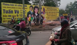 Hà Nội: Nổ bốt điện ngầm khiến 1 xe máy bị hất tung, 1 người bị cháy đen cùng 2 người bị bỏng