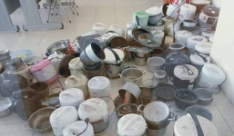 Thảm cảnh sau đợt 'càn quét' ký túc xá: Sinh viên nước mắt lưng tròng chia tay gia tài nồi niêu xoong chảo