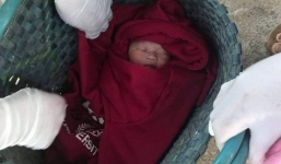 Phát hiện bé sơ sinh bị bỏ rơi, bị kiến cắn sưng tấy mặt trước cửa nhà