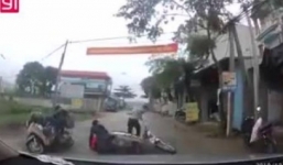 Clip: 3 thanh niên đi xe máy 'chọc tức' ô tô và nhận cái kết bẽ bàng