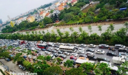Dòng ô tô ùn tắc ở Hà Nội khiến nhiều người ngỡ như ở nước ngoài