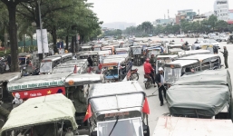 Hàng trăm thương binh chen lấn chờ đăng kí mua vé trận chung kết Việt Nam - Malaysia