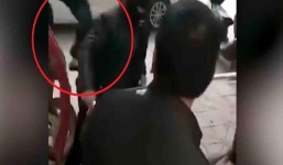 Nhập vai tội phạm tấn công trường mầm non, nam bảo vệ bị người đi đường đạp ngã sấp mặt