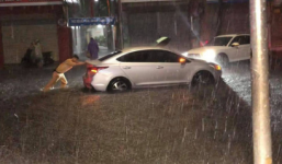 Chiến sỹ CSGT oằn mình phụ đẩy xe cho người dân giữa trời mưa gió được dân mạng khen hết lời