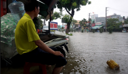 Chiều nay Đà Nẵng tiếp tục mưa to, đường phố lại chìm trong biển nước