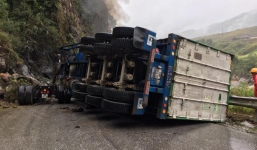 Lai Châu: Xe container mất lái tông vào vách núi bốc cháy ngùn ngụt