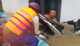 Người dân Quảng Nam, Quảng Ngãi chống chọi với lũ lớn vượt mức báo động