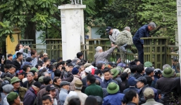 Người dân vây trụ sở VFF, vượt rào vào đòi mua vé xem chung kết AFF Cup