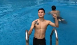 Khoe mình sắp trổ tài bơi bướm 50m nhưng hành động của Quang Hải lại khiến người xem ngã ngửa