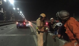 Người thân gào khóc, ngất lịm trước thi thể đắp chiếu trên cầu Sài Gòn