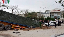 Xe container bay qua dải phân cách, mẹ ôm con thoát cửa tử trong gang tấc