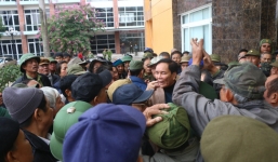 AFF Cup: Hàng trăm người lại bao vây, làm náo loạn trụ sở VFF