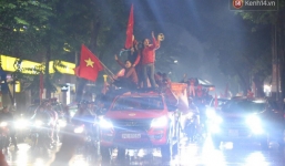 Dù tiếc nuối nhưng CĐV vẫn tràn xuống đường sau trận đấu quật cường giành tỷ số 2-2 của Việt Nam trên sân khách