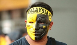 CĐV Malaysia trưng khẩu hiệu chào mừng fan Việt Nam tới 'địa ngục'