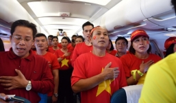 CĐV Việt Nam cùng nhau hát Quốc ca ở độ cao 10.000m, hết mình cổ vũ cho ĐT nước nhà trong trận chung kết AFF Cup 2018