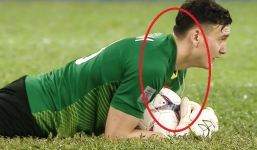 Để lộ đồ vật bị cấm trong trận đấu, Đặng Văn Lâm có thể nhận án phạt nặng