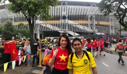 Á hậu Lệ Hằng xông vào ngồi giữa CĐV Malaysia và cái kết bất ngờ