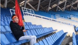 Thanh niên nhầm lịch, một mình đội mưa đến sân Mỹ Đình cổ vũ bóng đá trận lượt đi Malaysia và Việt Nam