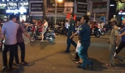 Công an bắn 2 phát chỉ thiên, lục soát cốp xe của đôi nam nữ trong dòng người đi 'bão'