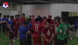 Xúc động hình ảnh thầy Park ân cần với học trò trước và sau trận chung kết lượt đi AFF Cup 2018