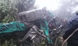 Trời mưa, sương mù, xe tải chở máy xúc lao xuống vực sâu 100 mét khiến 4 người thương vong