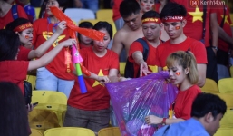 Hình ảnh đẹp: CĐV Việt Nam nán lại SVĐ Bukit Jalil ở Malaysia để dọn rác sau trận chung kết lượt đi của ĐT nước nhà