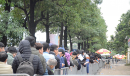 Vé gửi xe máy lên tới 50k/chiếc, điểm trông xe tự phát kiếm tiền triệu từ những người hâm mộ xếp hàng mua vé chung kết AFF Cup 2018