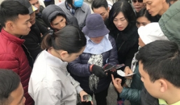 Tận mắt cuộc sang tay cặp vé trận chung kết Việt Nam - Malaysia giá 11 triệu trước cổng liên đoàn