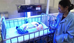 Người thân lẻn vào phòng bảo vệ bỏ lại trẻ sơ sinh cùng 1 triệu đồng