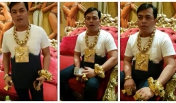 Báo quốc tế choáng trước hình ảnh đại gia đeo 13kg vàng đi cổ vũ bóng đá