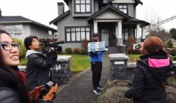 Tại ngoại trở về nhà, 'Công chúa Huawei' mua pizza đãi phóng viên