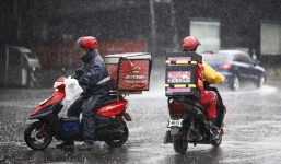 Mưa rét kéo dài,  shipper hét giá thậm chí… kén chọn chê đơn ít tiền