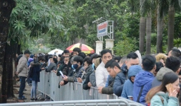 Hàng ngàn người xếp hàng dưới cái lạnh 13 độ để chờ nhận vé xem chung kết của đội tuyển Việt Nam