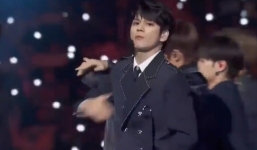 Nam ca sĩ đỏ mặt vì gặp sự cố rách quần trên sân khấu