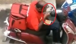 Nhân viên giao hàng bóc từng hộp đồ ăn của khách rồi ăn vụng ngay giữa đường