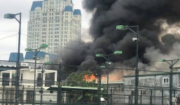 Đang cháy lớn tại xưởng sửa chữa ô tô cạnh trụ sở VFF