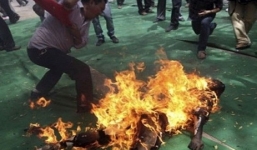 Chồng cuồng ghen, tưới xăng đốt vợ khiến cả 2 cháy như đuốc