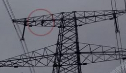 Thót tim cảnh đứa trẻ 9 tuổi trèo lên cột điện cao thế 70m, người ở dưới không dám lên tiếng