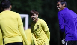 Cầu thủ Malaysia co ro tập luyện trong giá lạnh 12 độ C ở Hà Nội