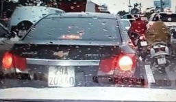 Video: Lùi xe đâm vào ô tô phía sau, thanh niên còn bắt nữ tài xế xin lỗi