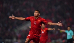 Tiền đạo Anh Đức nghẹn ngào không nói lên lời, chỉ biết cảm ơn người hâm mộ