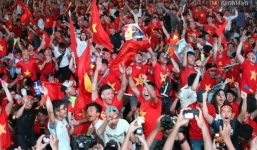 Cổ động viên nước nhà vỡ òa khi Anh Đức ghi bàn thắng trong trận chung kết lịch sử