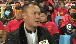 CĐV chiếm spotlight ở chảo lửa Mỹ Đình khiến dân mạng kháo nhau: Đội mũ bịt khẩu trang trốn vợ đi xem chung kết mà vẫn bị lọt vào camera