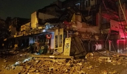 Kinh hoàng cảnh tượng nhà 2 tầng đổ sập trong đêm mưa ở Huế