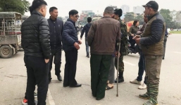 Giao dịch chớp nhoáng giữa người xưng thương binh và dân 'phe vé' ngoài cổng liên đoàn