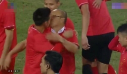 Danh tính cầu thủ trót khóa môi ngọt ngào cùng HLV Park Hang Seo mừng chiến thắng