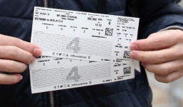 Clip: Cận cảnh những pha 'chặt chém' của dân phe vé trước mặt công an, giá vé chợ đen trận Việt Nam-Malaysia lên 18 triệu đồng/cặp