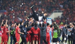 Clip: Hàng trăm cổ động viên cuồng nhiệt bám theo xe, hò hét gọi tên từng cầu thủ sau khi tuyển Việt Nam vô địch AFF Cup 2018