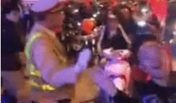 Anh CSGT đáng yêu liên tục bắt tay, chào đoàn cổ động viên xuống đường ăn mừng ĐT Việt Nam vô địch